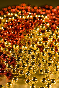用于背景圣诞节设计元素的火花珠子红色金子装饰品背景图片