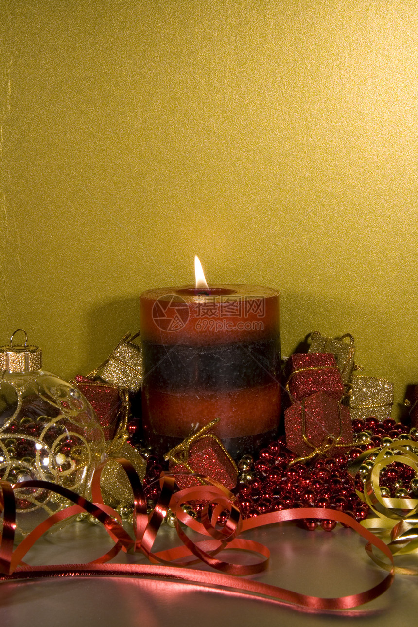带点蜡烛的圣诞装饰品红色飘带玩意儿礼物火花珠子金子图片