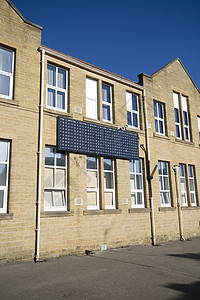 配太阳能板建筑窗户绿色生态太阳能建筑学力量蓝天背景图片
