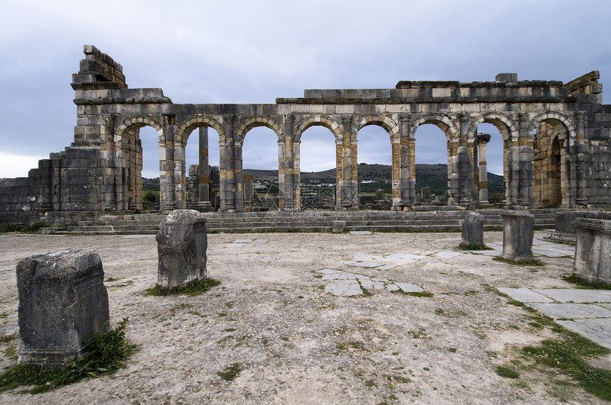 Volubilis 火山卷地标历史性旅游历史纪念碑文化石头柱子蓝色大理石图片