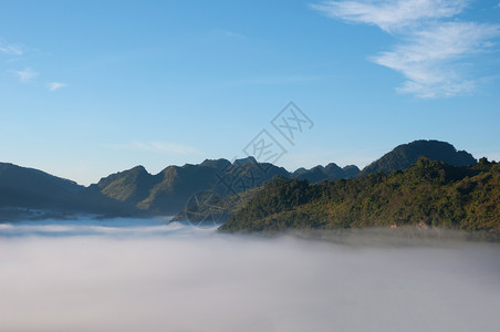 泰国北部有雾的山旅行观光绿色天空旅游蓝天生长地标背景图片