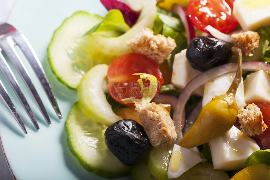 新鲜面沙拉的缝合盘子美食蓝色草本植物食物西红柿木头黄瓜晚餐面包图片