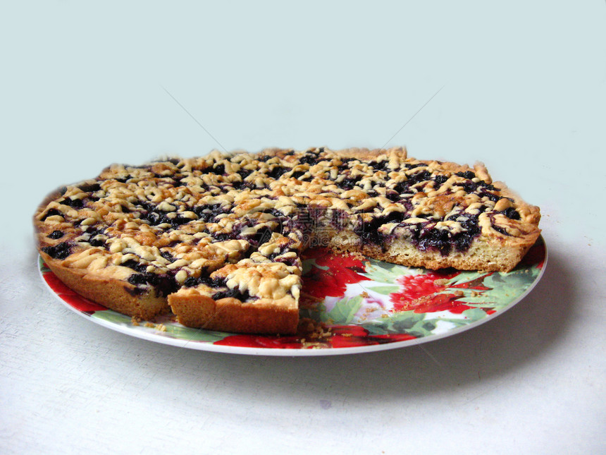 白色背景的新鲜馅饼和莓子酱覆盆子礼物厨房娱乐食物面团甜点早餐奶油蓝色图片