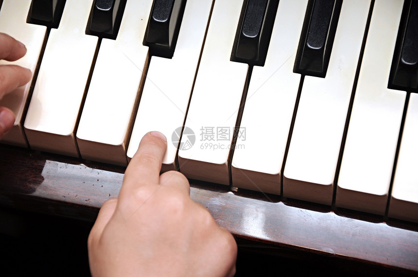 弹奏钢琴 玩小孩的手图片
