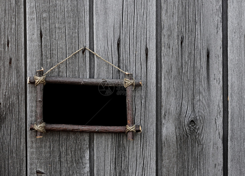 挂在墙上的木板框架棕色风化写作白色指甲木头数据古董空白图片