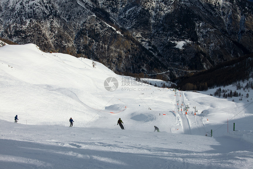 滑雪男性女士爬坡追求高山青年乐趣闲暇娱乐运动图片