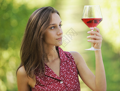 红酒葡萄园绿色眼睛传统玻璃文化酿酒师美食红色酒杯背景图片