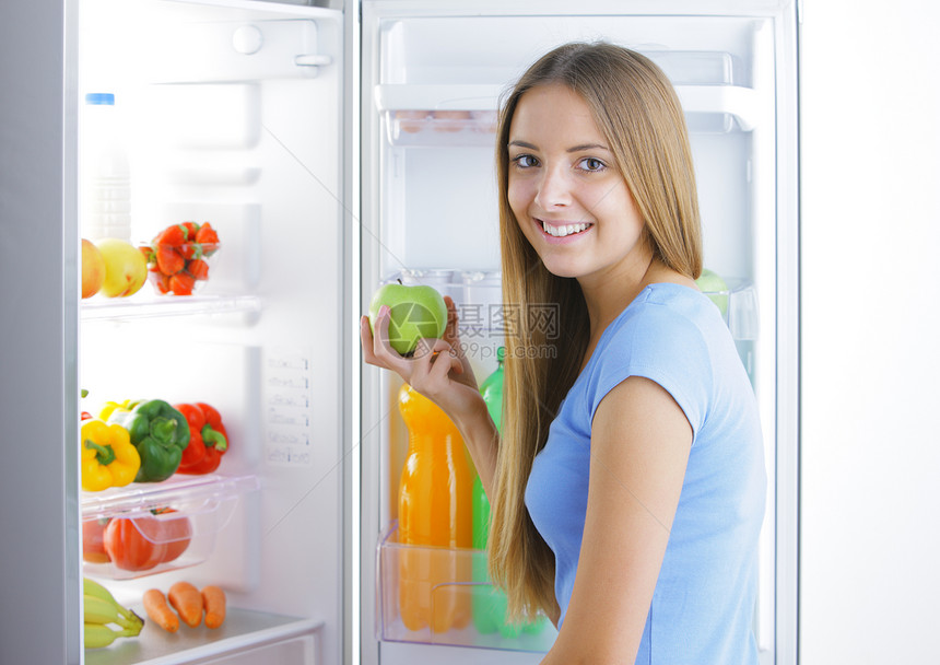 健康食品蓝衬衫饮食蔬菜金发女郎表达生活冰箱水果女士厨房图片