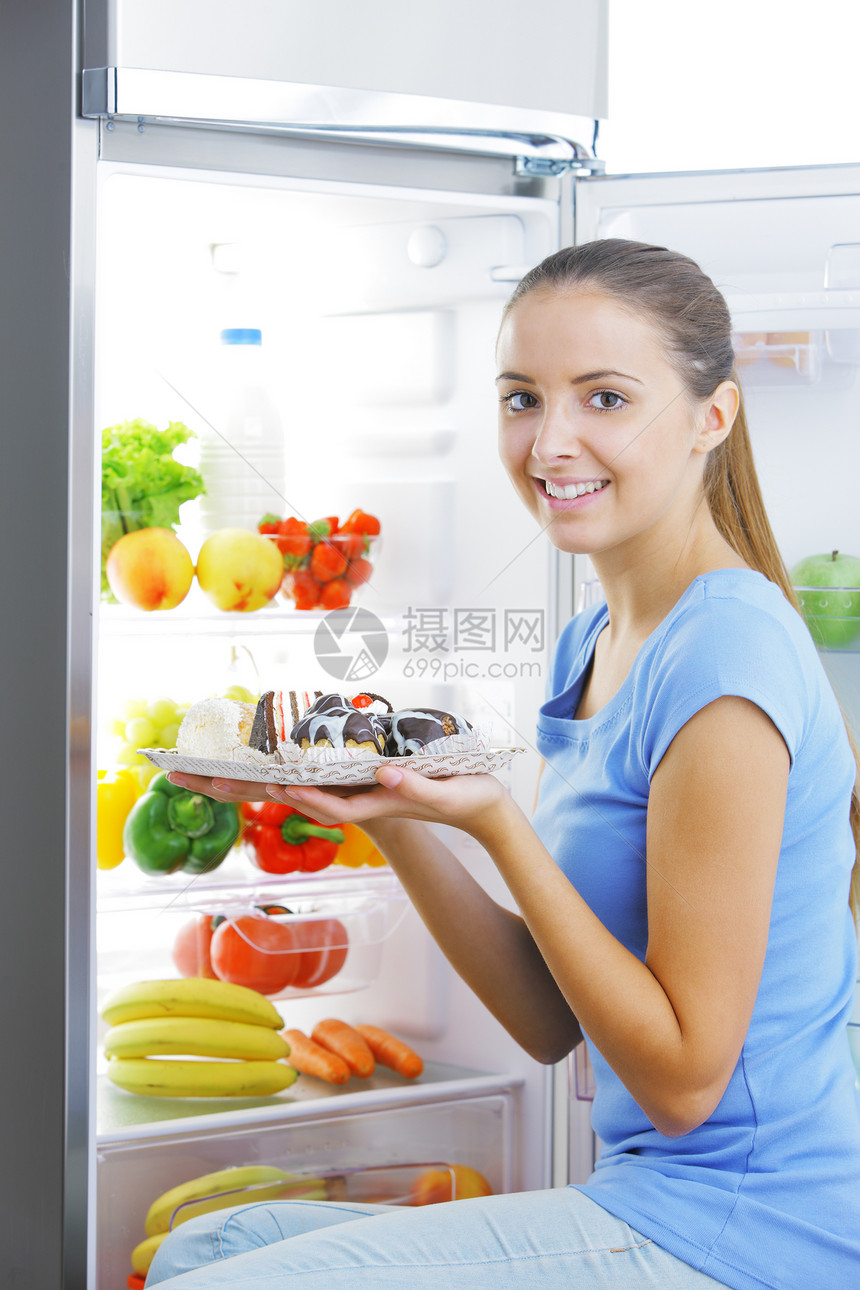 对蛋糕的渴望冰箱厨房女士饮食甜点健康饮食水果蔬菜女孩团体图片