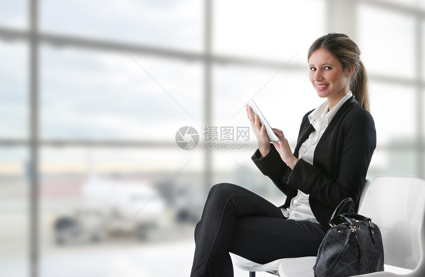 在出发休息室使用平板电脑的女商务人士商业人士飞机场女士旅行微笑成功水平客机女性图片