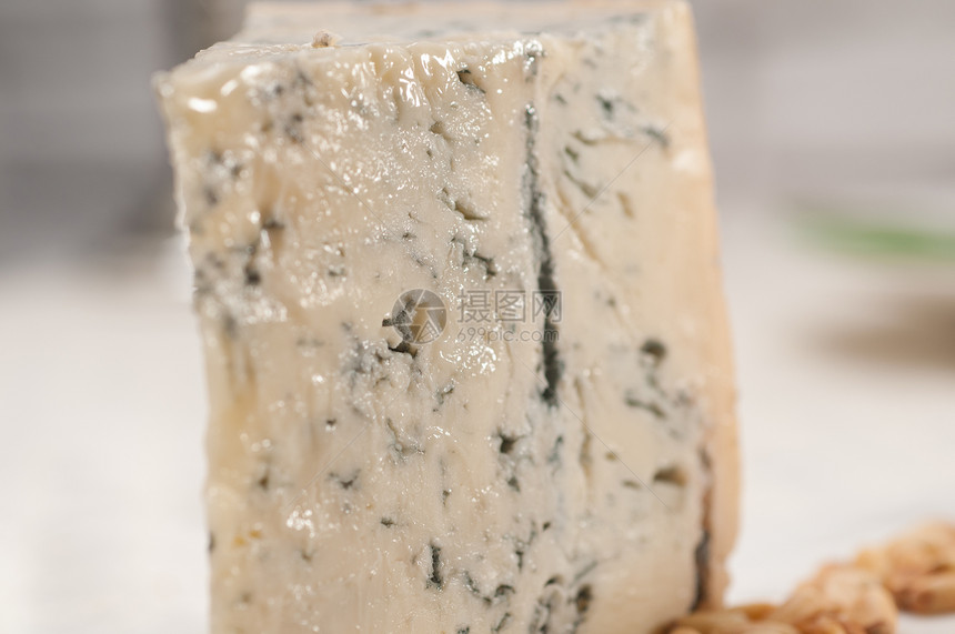 新鲜切干酪和松果三角形菌类食物小吃蓝色木板产品羊乳工作室牛奶图片