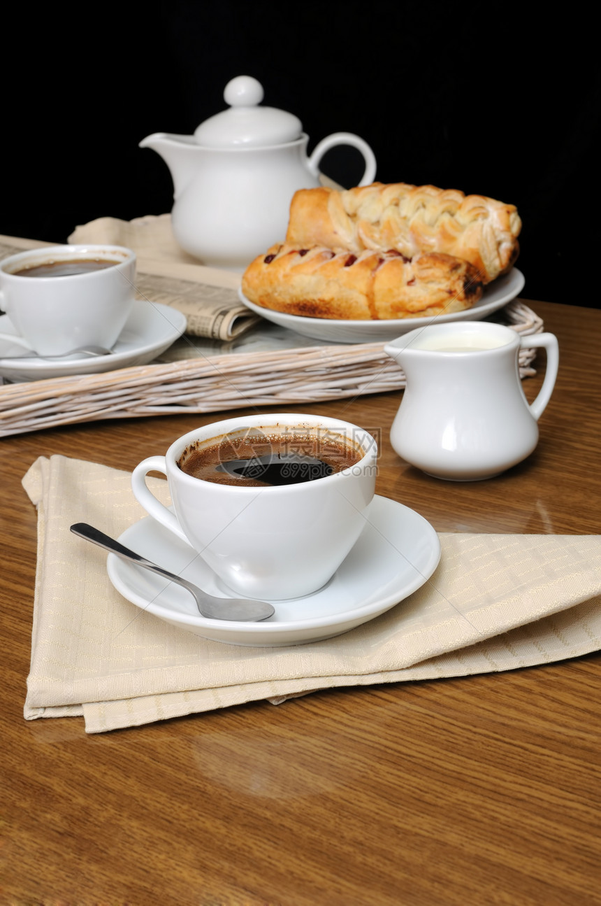 一杯黑咖啡 一个奶工和一盘糕点牛奶蛋糕杯子酿造勺子飞碟香料餐饮托盘桌子图片