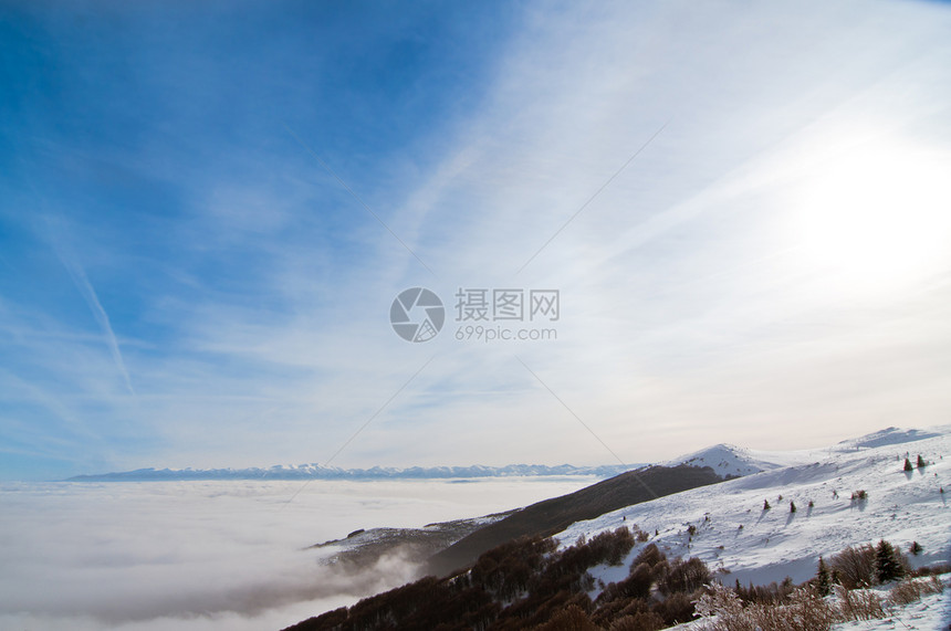 迷幻的风景 云雾中的山峰 蓝云天空图片