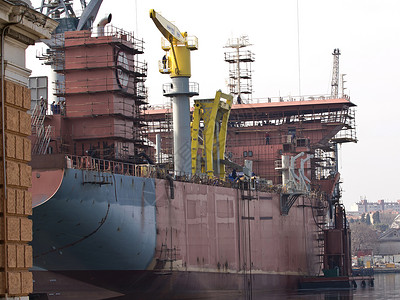 造船厂船厂油船维修码头工人船舶船运工业起重机港口海高清图片素材