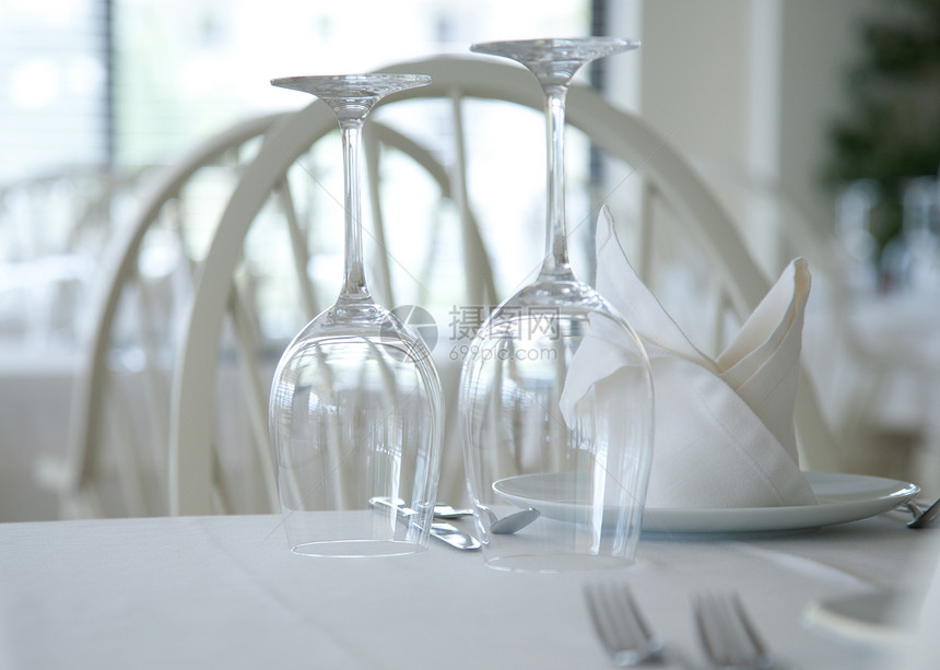 服务餐桌盘子桌布庆典白色用具午餐器皿装饰玻璃桌子图片