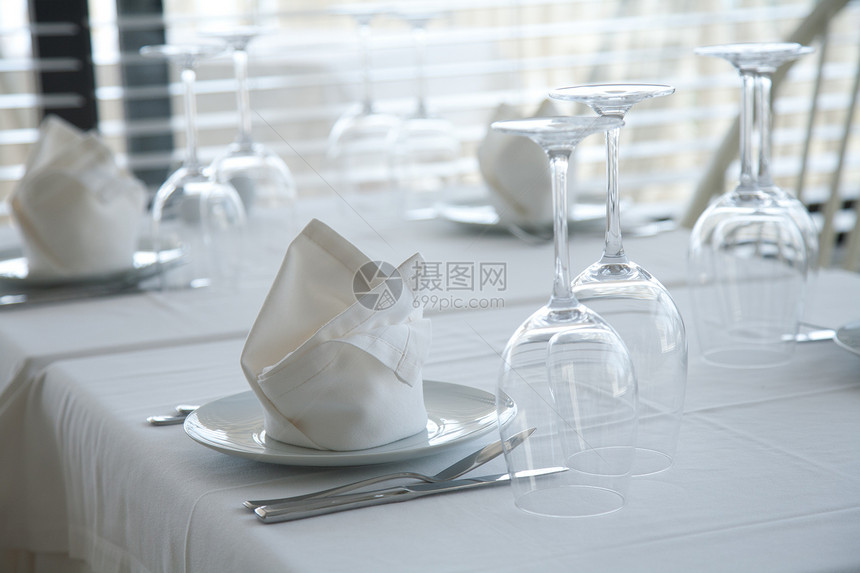 服务餐桌用餐奢华器皿婚礼午餐盘子装饰桌布玻璃桌子图片