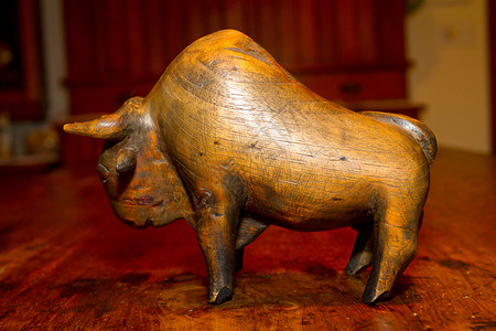 木牛雕像水牛奶牛雕刻古董手工野牛木头牛角塑像背景图片