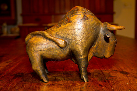 木牛雕像牛角雕刻木头塑像奶牛野牛水牛古董手工背景图片