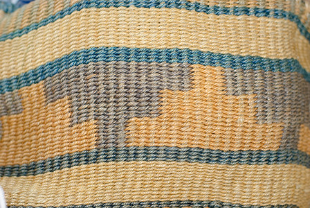 结构织物手工编织篮子黄色绿色背景图片