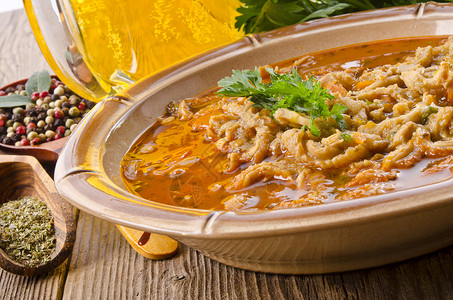 波兰传统牛肚汤香菜蔬菜抛光厨房薄片饮食养牛美味烹饪食物背景图片