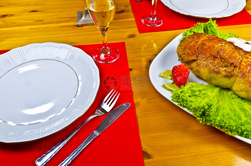 两人共进晚餐烹饪烧烤炙烤牛扒饮食玻璃食物盘子绿色红色图片