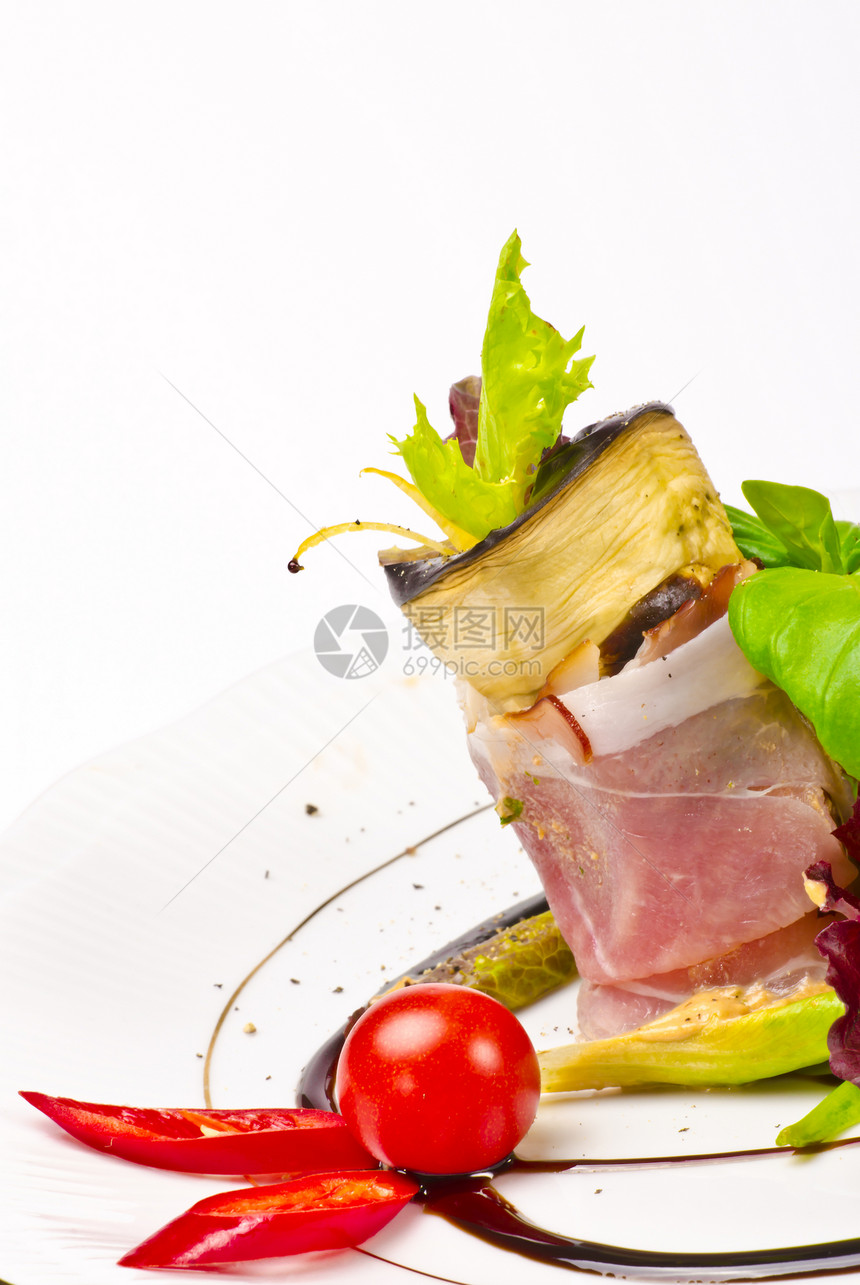 Aubergine牛肉橄榄和Parma 火腿烹饪茄子饮食水果青菜盘子洋葱胡椒美食厨房图片