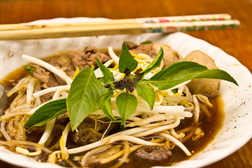 木地板上的面条筷子美食传统牛肉食物烹饪木头盘子文化饮食图片