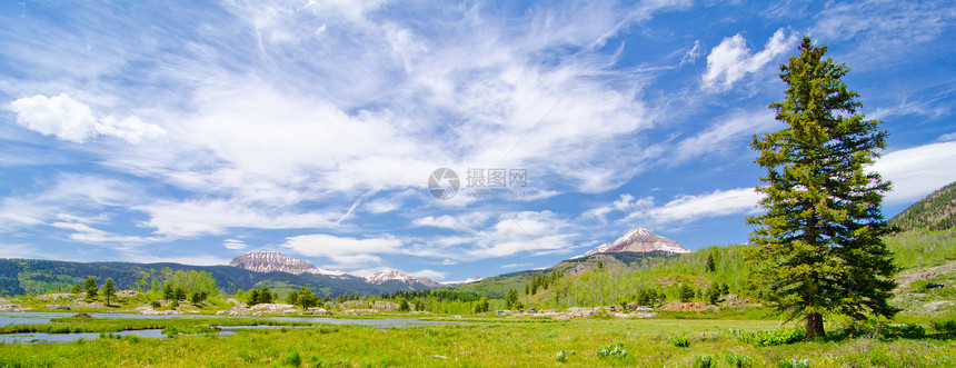 科罗拉多圣胡安山脉的比弗湖蓝色山脉乌雷天空绿色顶峰白色旅行枞树图片