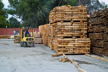木制工厂的叉式搬运车木材生产林业仓库车辆日志工作储存叉车工业背景图片