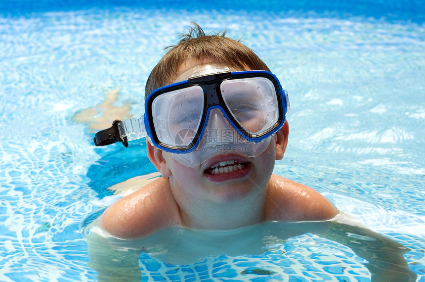 游泳池中带着潜水面具的男孩男性男生孩子儿子乐趣微笑孩子们游泳水池图片