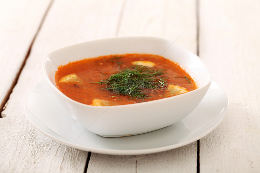 孤立的热红汤一碗图像午餐烹饪盘子勺子美食蔬菜饮食胡椒餐厅桌子图片