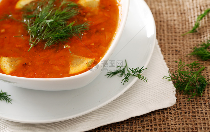 棕色桌布上一碗热红汤的画面课程餐厅胡椒蔬菜饮食面包橙子食物盘子烹饪图片