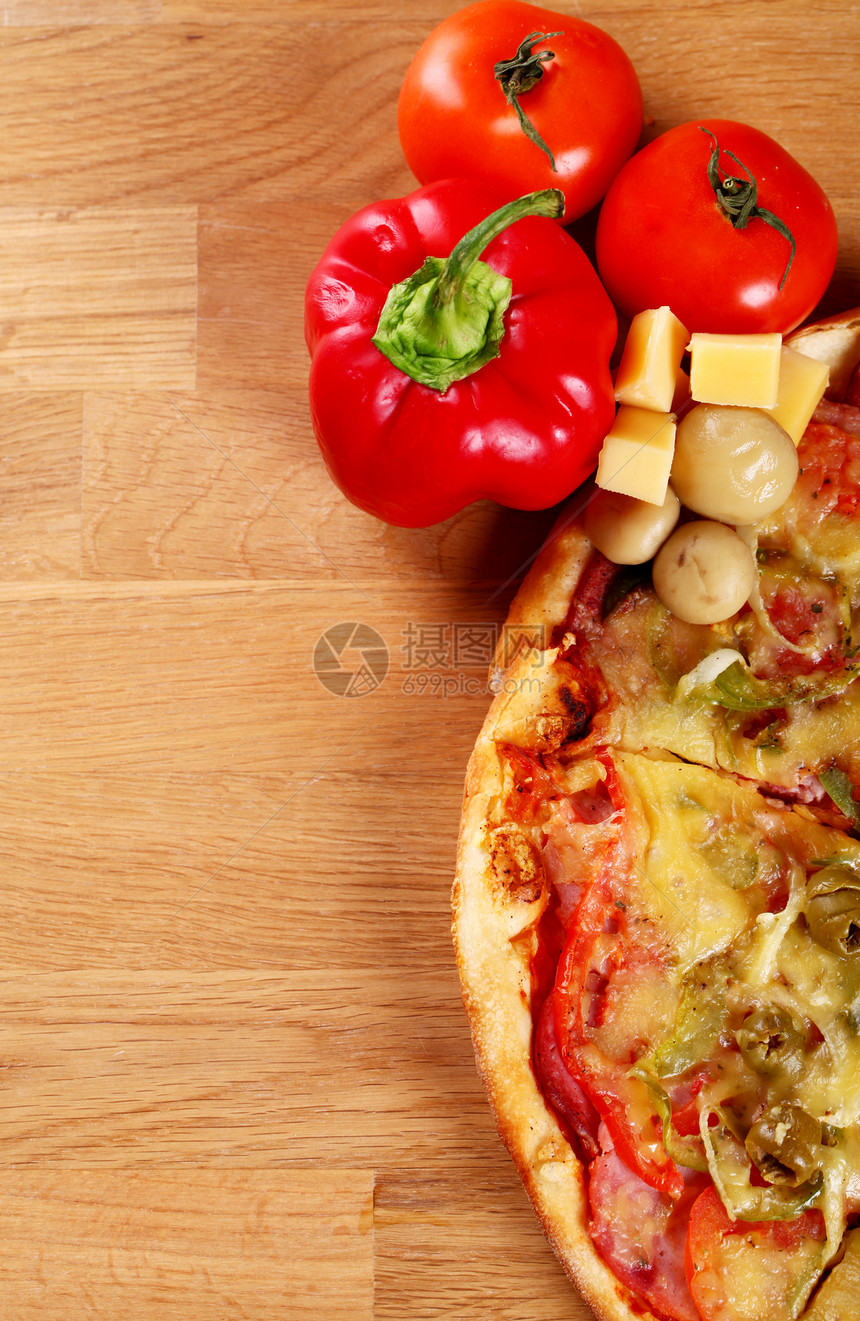 木纸面上新鲜意大利披萨的图片食物营养美食用餐小吃午餐垃圾育肥饮食木头图片