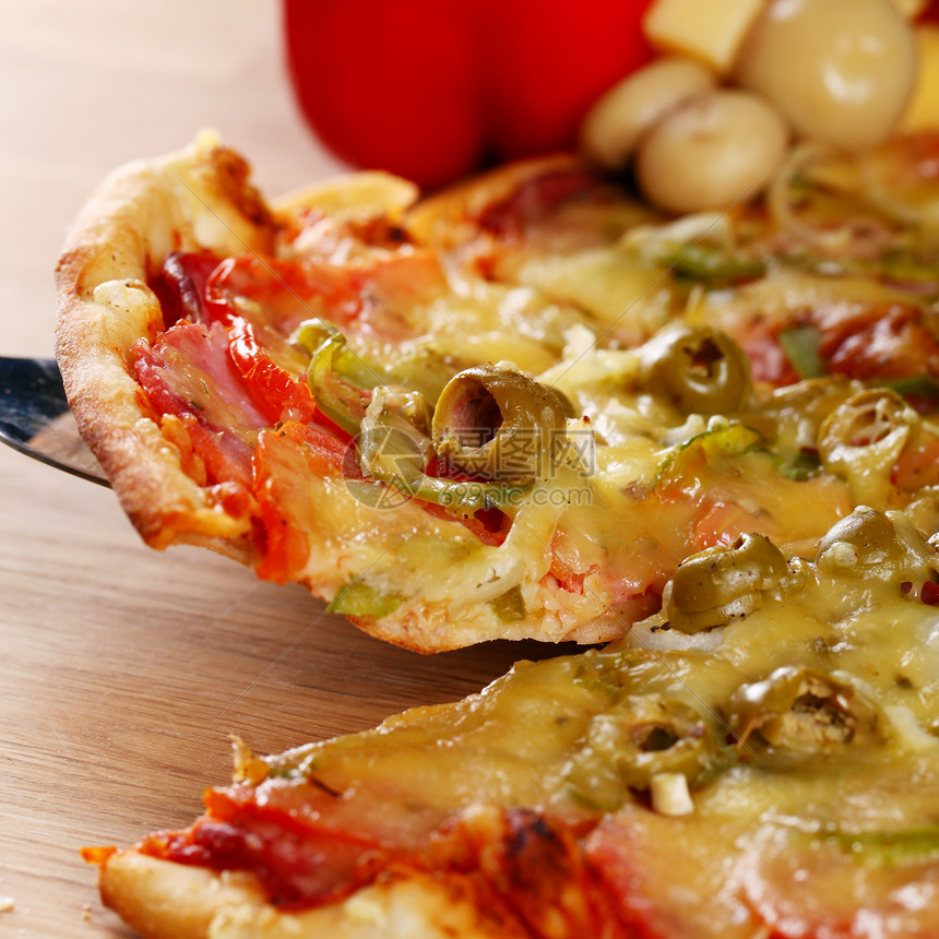 木纸面上新鲜意大利披萨的图片送货面团食物餐厅洋葱圆圈育肥饮食木头午餐图片