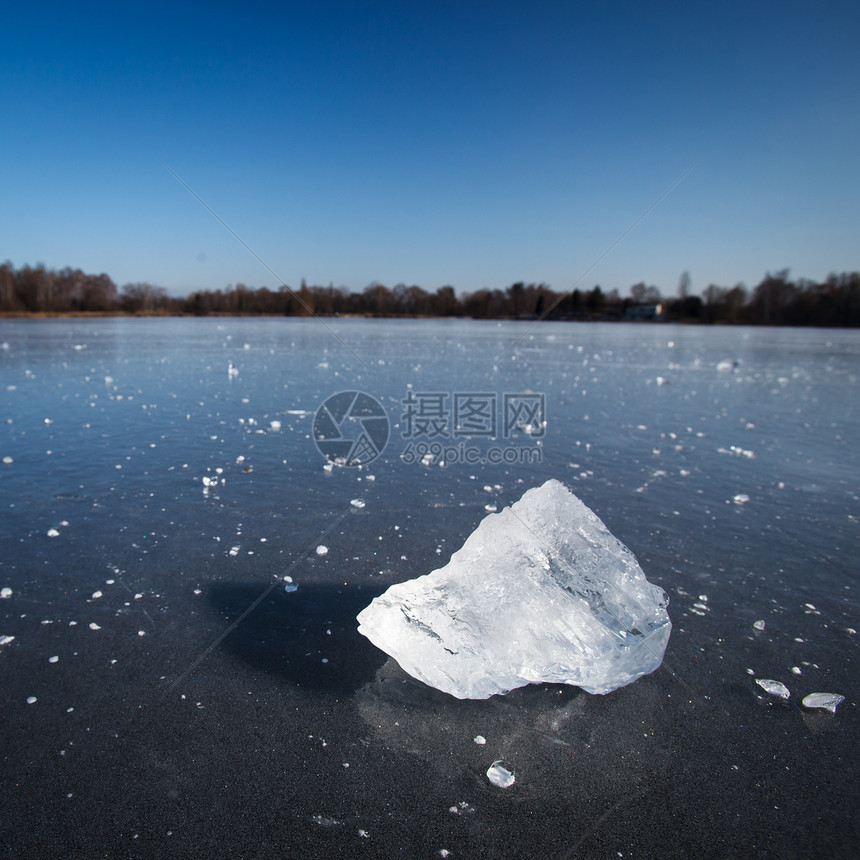 冻结的冬季温度 地表冰块覆盖在地面上野生动物冰川寒冷季节池塘山脉水晶晴天阳光天空图片