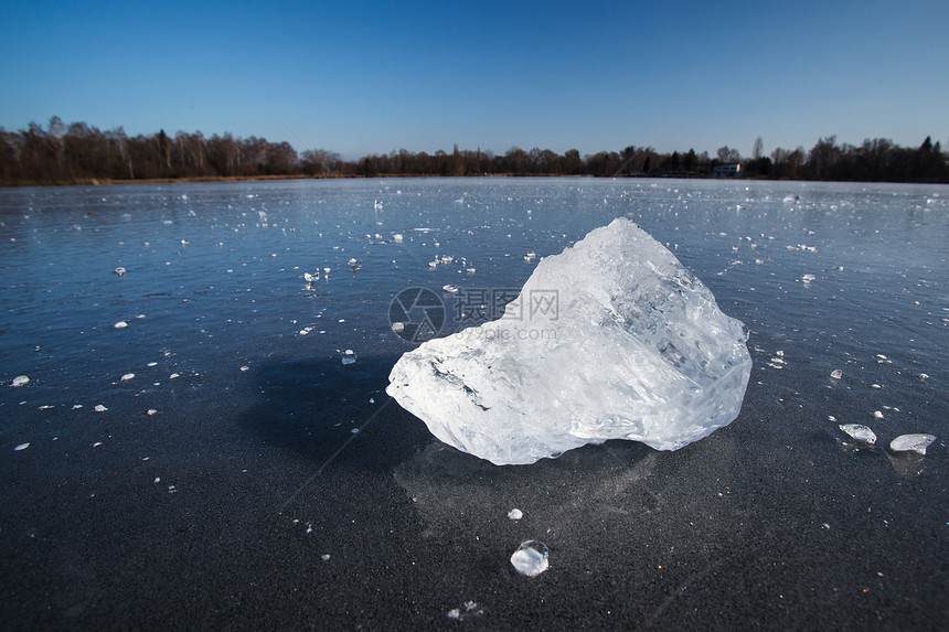 冻结的冬季温度 地表冰块覆盖在地面上冰川寒意蓝色天气反射晴天天空阳光野生动物水晶图片