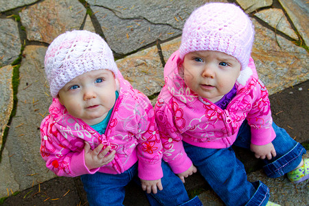 粉红双姐妹女孩女儿帽子运动衫女性帽衫女孩们姐妹姐姐双胞胎女儿们背景图片
