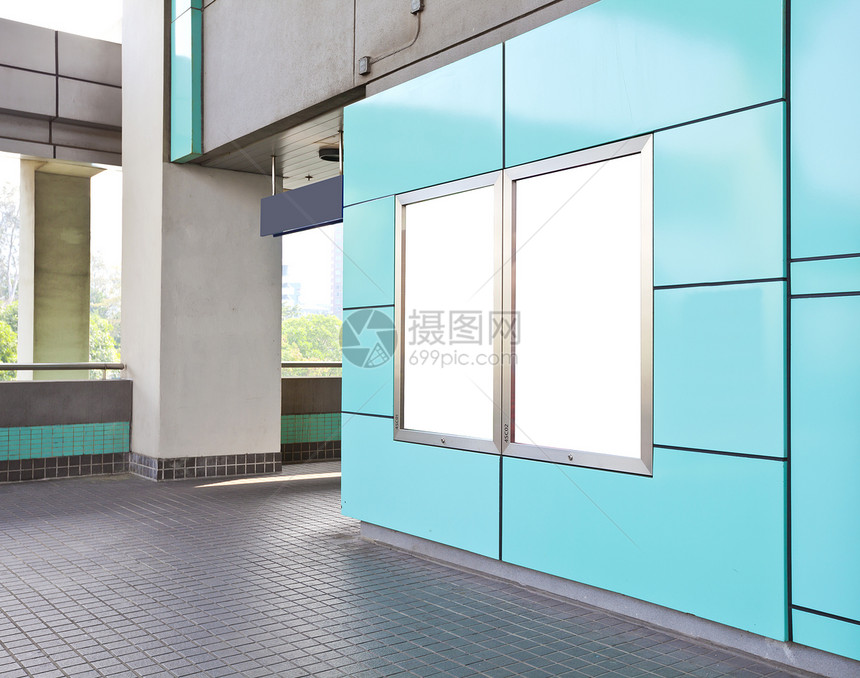 地铁站外的空白广告牌商业车站建筑物运动玻璃框架地铁人行道民众图片