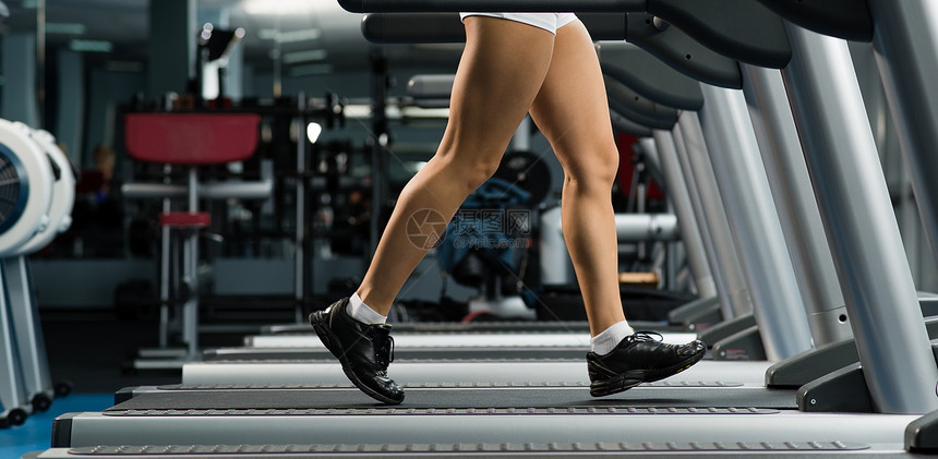 女人在跑步机上奔跑喜悦有氧运动音乐享受训练运动服快乐健身房跑步耐力图片