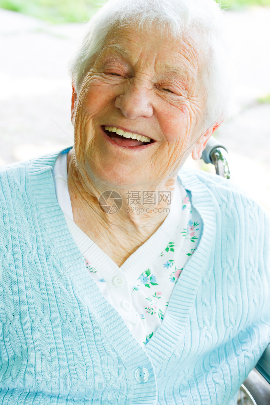 坐在轮椅上快乐的高级女士奶奶祖母个性退休老年长老光束淡蓝色老化女性图片