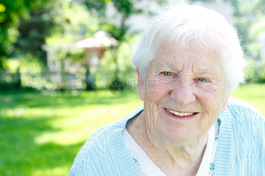 快乐的高级女士前院人脸后院老年花园奶奶长老公园女性阳光图片