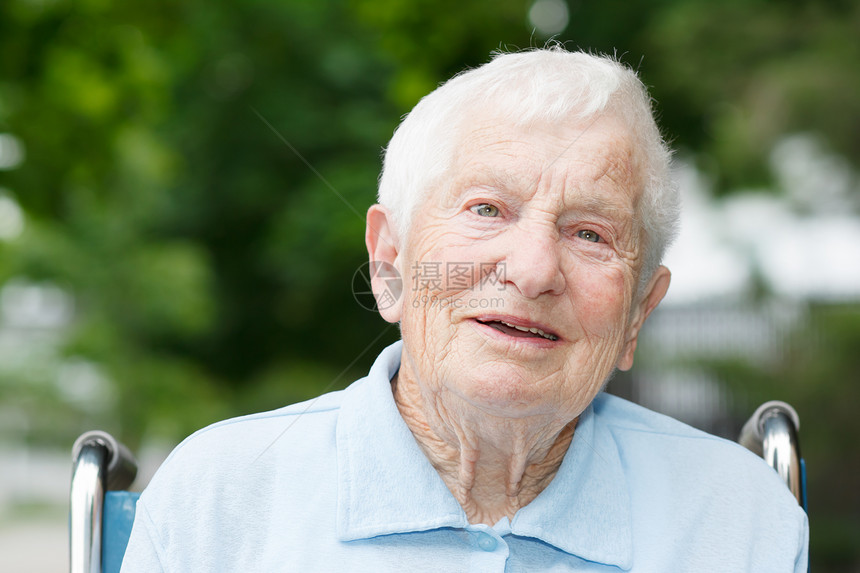 坐在轮椅上快乐的高级女士人脸树木退休老年长老女性微笑蓝色奶奶绿色图片