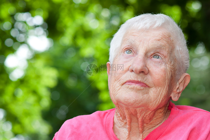 轮椅上的高级女性椅子祖母奶奶残障车轮女士长老人士粉色老年图片
