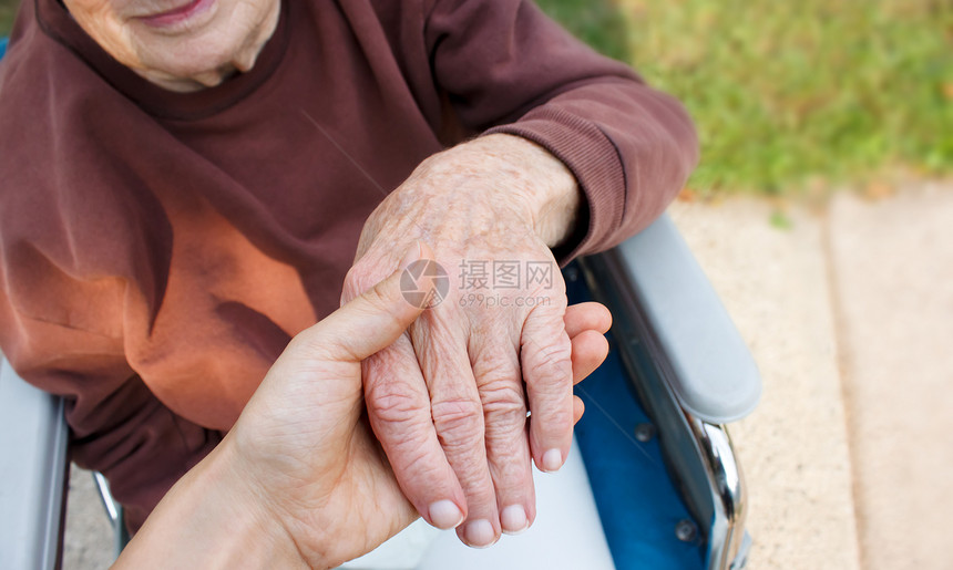 帮助手关节炎祖母老年亲热椅子手指轮椅院子车轮医疗保险图片