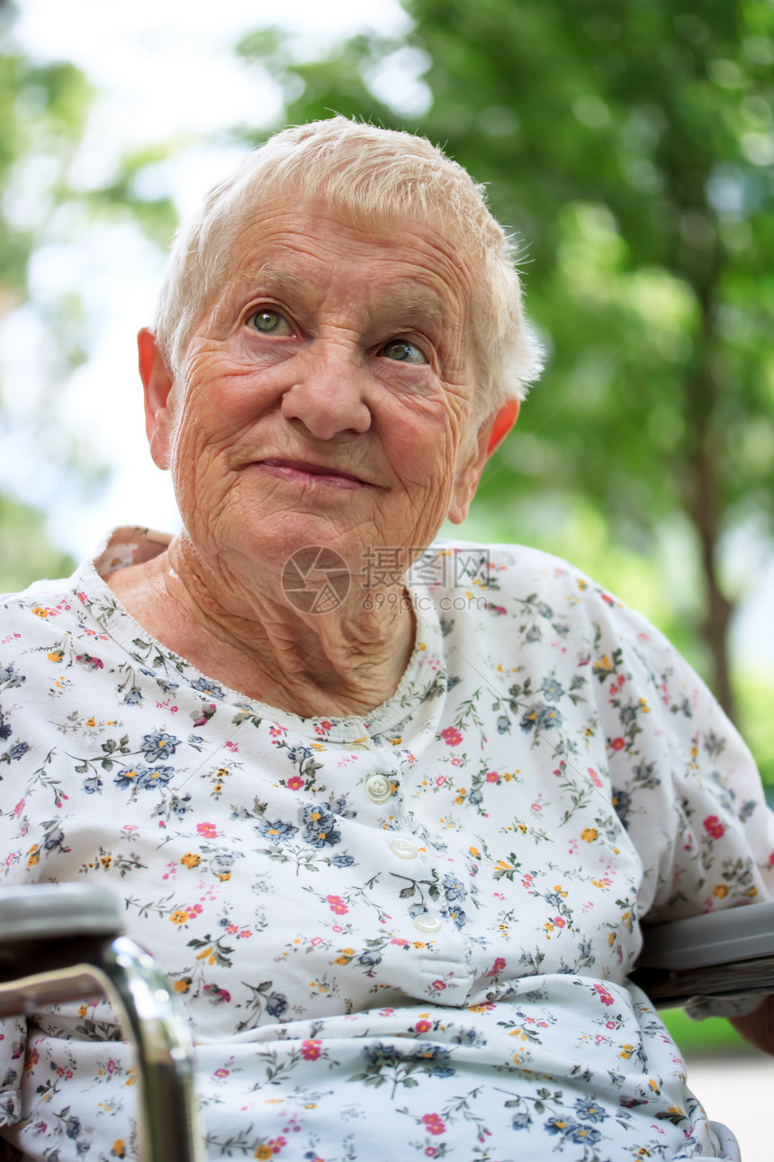 坐在轮椅上快乐的高级女士阳光祖母奶奶退休女性长老人脸公园老年图片