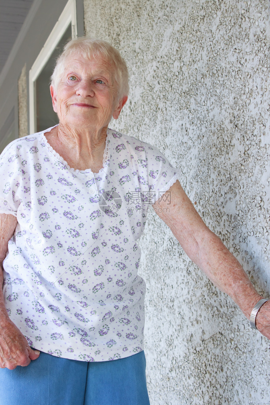 快乐的高级女士祖母老化微笑长老奶奶门廊房子老年退休女性图片