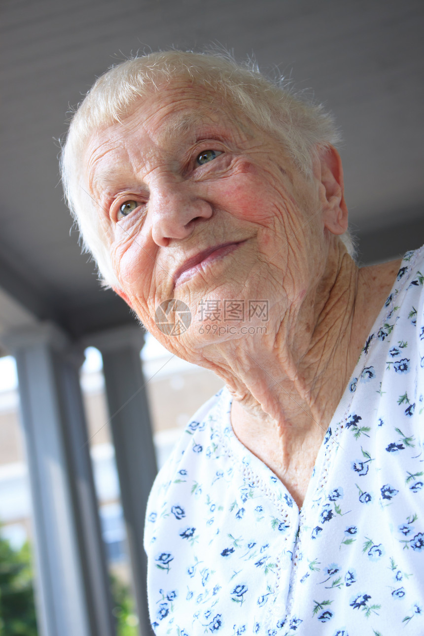 快乐的高级女士女性退休长老甲板微笑奶奶老年老化祖母人脸图片
