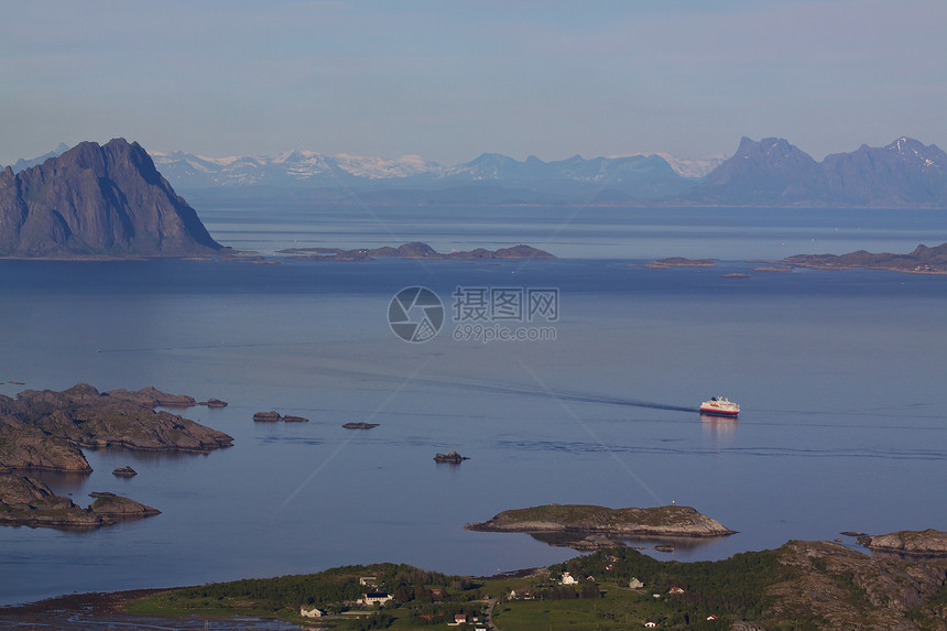 在挪威海岸的游轮海岸线峡湾血管全景巡航岛屿风景顶峰海洋山脉图片