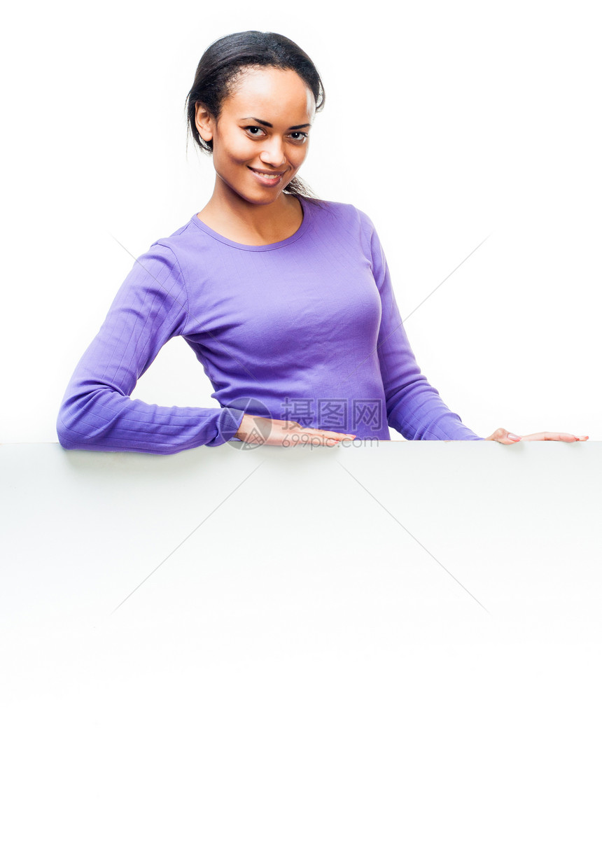 持有空白板的女孩成人黑发快乐床单木板推介会海报女性商业学生图片