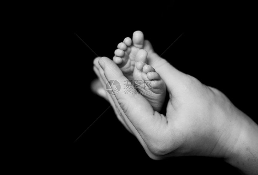 婴儿腿享受安全家庭新生几个月童年父母拥抱父亲手指图片